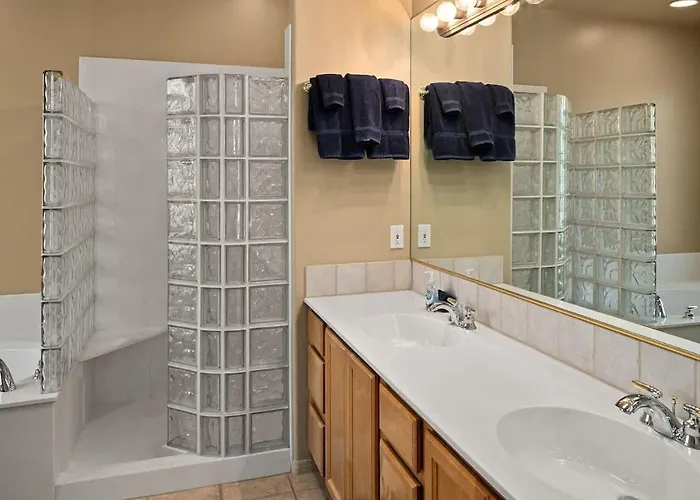 Luxe Design And Amazing Views With Hot Tub For Family