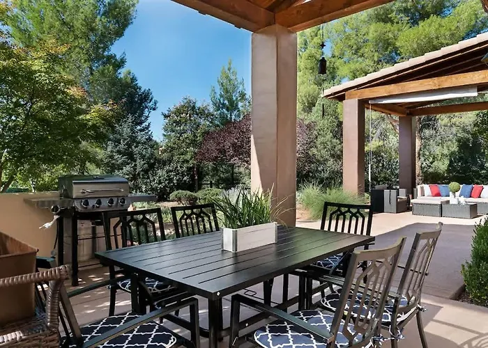 Luxe Design And Amazing Views With Hot Tub For Family Holiday home *